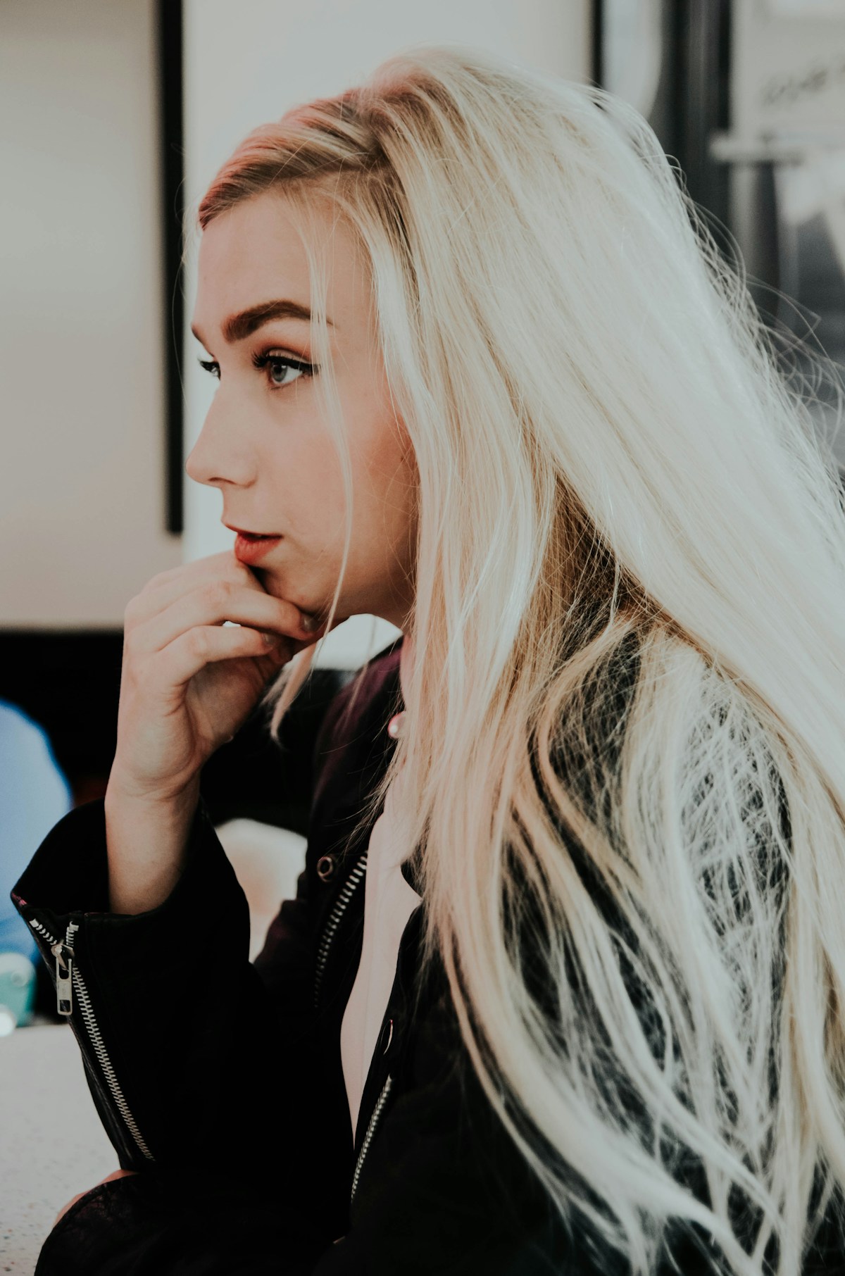 Platinablond lang haar met fijne highlights