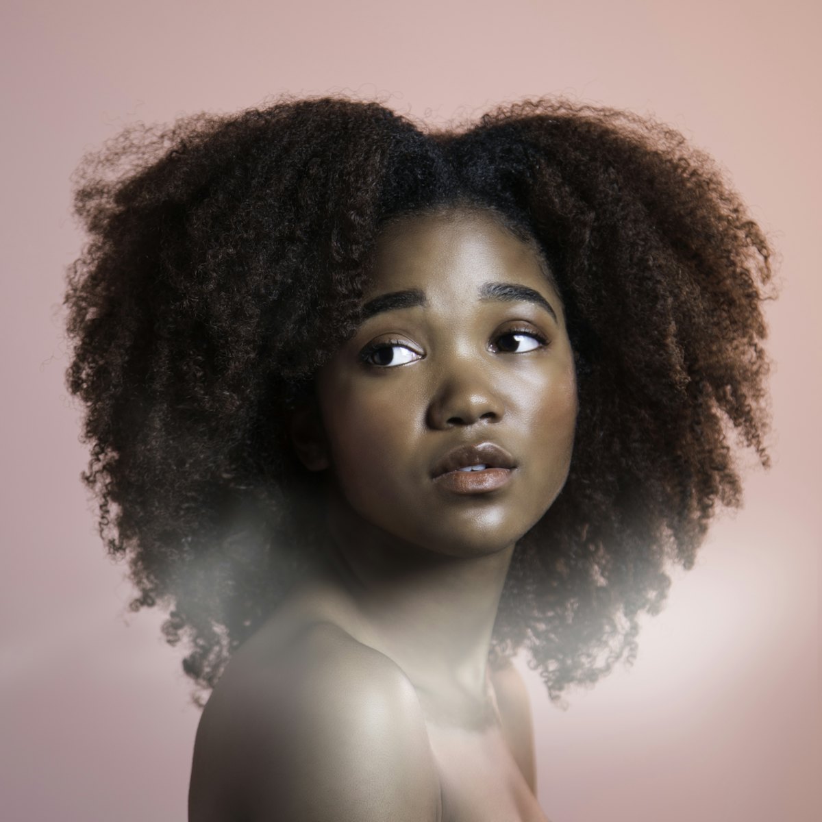 Vrouw met prachtige natuurlijke krullen