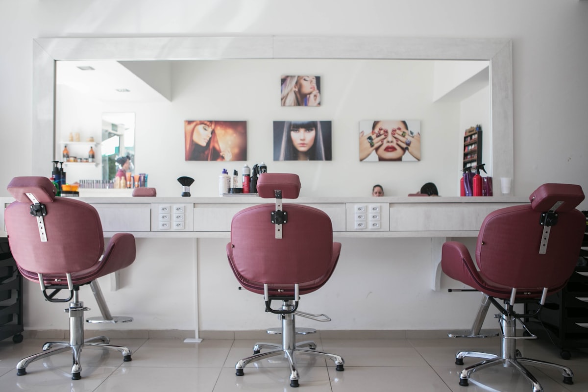 Interieur van een kapsalon met spiegels en kappersstoelen